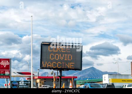 Minturn, USA - 29. September 2022: Colorado kleine Stadt altes Bergbaudorf mit Schild für Tankstelle und kostenlosem covid-Impfstoff-Schild Stockfoto