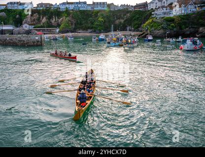 Zwei traditionelle Cornish Pilot-Gigs betreten den Hafen von Newquay nach den Newquay County Championships der Männer. Newquay Cornwall, England, Großbritannien. Stockfoto