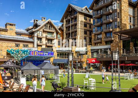 Vail, USA - 3. Juli 2022: Straßenpark mit Menschen in Colorado Village im Sommer an der Eislaufbahn des Lodge-Hotels Stockfoto