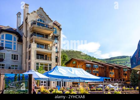 Vail, USA - 11. Juli 2022: Stadtwohngebäude im europäischen Schweizer Stil mit Menschen im Sommer Lionshead Village, Colorado Stockfoto