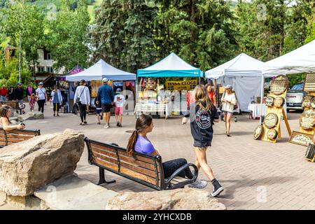 Vail, USA - 3. Juli 2022: Menschen, die auf dem Farmer's Market in Colorado Produkte verkaufen, mit Displays in der Sommerstraße im Freien Stockfoto