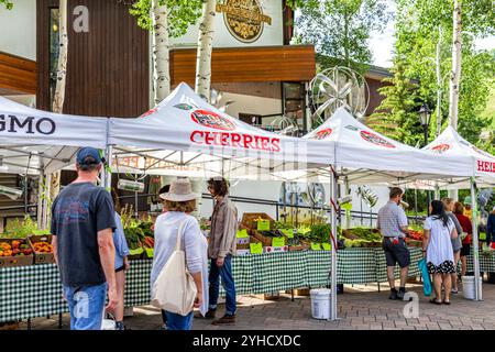 Vail, USA – 3. Juli 2022: Bauernmarkt in Colorado mit Lebensmittelverkäufern, die Obst ohne gvo verkaufen, und Gemüse aus der Landwirtschaft verkaufen Stockfoto
