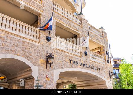Vail, USA - 11. Juli 2022: Colorado Skigebiet in felsigem Bergdorf und Schild für Arabelle Hotel Stockfoto