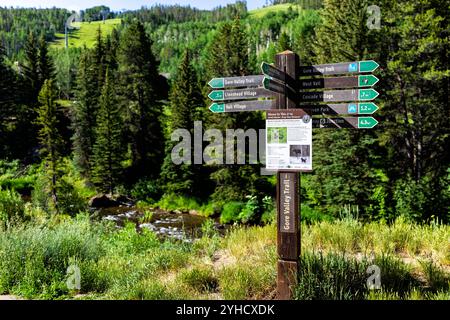 Vail, USA - 29. Juni 2019: Road Street in Colorado Lionshead Village im Sommer mit Gore Valley Trail Richtungsschild im Sommer Stockfoto