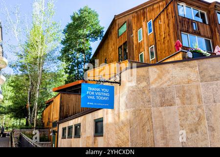 Vail, USA - 11. Juli 2022: Colorado Skigebiet Stadt Lionshead Mountain Village Street im Sommer mit Dankeschön für den Besuch Schild Stockfoto