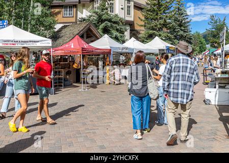 Vail, USA - 3. Juli 2022: Bauernmarkt in Colorado mit Lebensmittelverkäufern und Menschen, die unterwegs sind Stockfoto