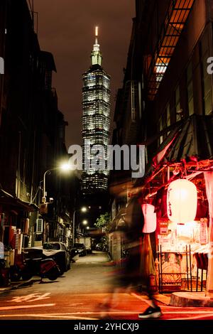 6. November 2024: Takemura Izakaya mit taipeh 101 Turm als Hintergrund. Es ist einer der heißesten Instagram Spots im Bezirk Xinyi, Taipei Stockfoto