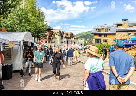 Vail, USA - 3. Juli 2022: Bauernmarkt in Colorado mit Lebensmittelverkäufern, Verkaufsständen und Menschen, die viel spazieren gehen Stockfoto