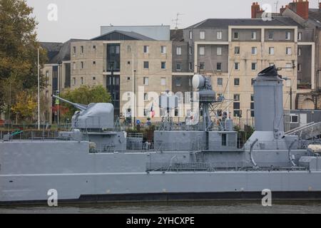 ehemaliges Kriegsschiff der französischen Marine Escorteur d Escadre Maille-Breze am Quai de la Fosse, heute Marinemuseum, gesehen von der Ile de Nantes in der Loire, Nantes, Departement Loire-Atlantique, Region Pays de la Loire, Frankreich *** ehemaliges Kriegsschiff der französischen Marine Stockfoto