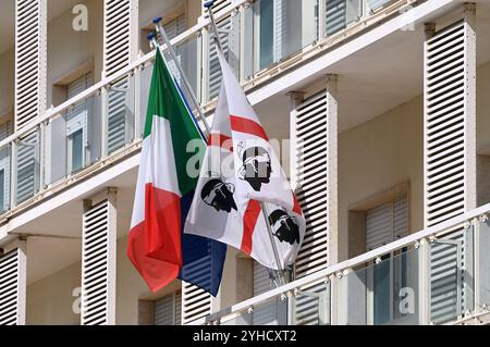 Italienische und sardische Fahne an einem GebŠude in Alghero, Sardinien, Italien Stockfoto