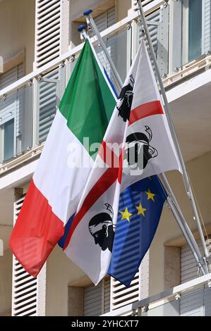 Italienische und sardische Fahne an einem GebŠude in Alghero, Sardinien, Italien Stockfoto