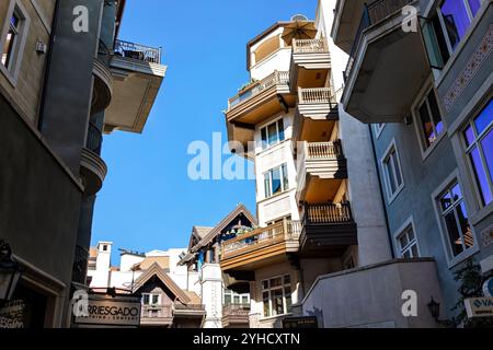 Vail, USA - 11. Juli 2022: Lionshead Mountain Village Street im Sommer, Colorado Ski Resort Stadt mit Architektur der Hotel Resort Lodge Stockfoto