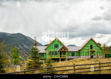 Mount Crested Butte, USA - 29. September 2022: Dorfstadt in herbstgelben Herbstfarben mit neuem Hausgerüst Stockfoto