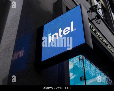 Intel Sign, Intel Experience Store, Future Stores, Oxford Street, London, England, Großbritannien, GB. Stockfoto