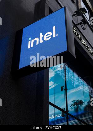 Intel Sign, Intel Experience Store, Future Stores, Oxford Street, London, England, Großbritannien, GB. Stockfoto