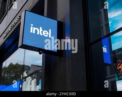 Intel Sign, Intel Experience Store, Future Stores, Oxford Street, London, England, Großbritannien, GB. Stockfoto