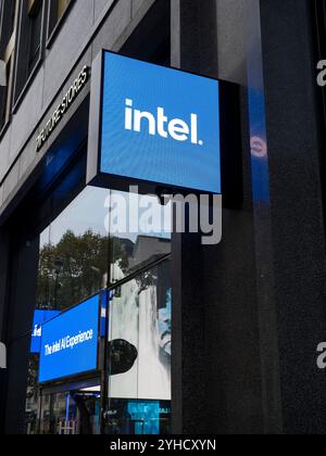 Intel Sign, Intel Experience Store, Future Stores, Oxford Street, London, England, Großbritannien, GB. Stockfoto