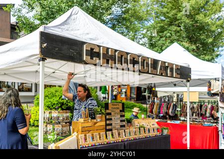 Vail, USA - 3. Juli 2022: Bauernmarkt in Colorado mit Lebensmittelverkäufern, Verkaufsstand für Schokoladenzeichen Stockfoto