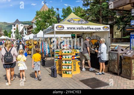 Vail, USA - 3. Juli 2022: Bauernmarkt in Colorado mit Lebensmittelverkäufern, Verkaufsstand für Kaffeeschild Stockfoto