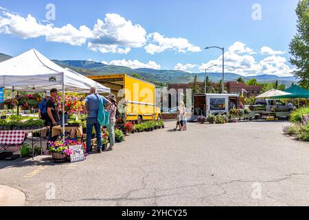 Edwards, USA - 2. Juli 2022: Menschen auf dem Farmer's Market in Colorado mit lokalen Anbietern, die Gartenpflanzen verkaufen Stockfoto