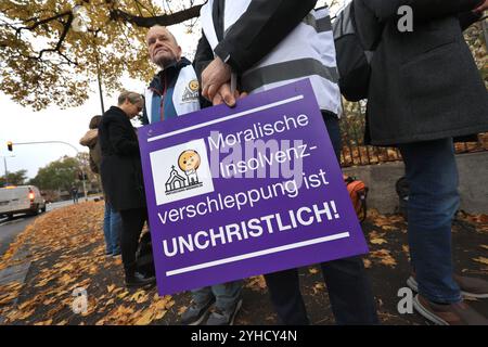 11. November 2024, Bayern, Würzburg: Ein Demonstrant der Initiative "Ende der Vertuschung" hält am Rande der Synode ein Schild mit der Aufschrift "moralischer Konkursbetrug ist unchristlich". Foto: Karl-Josef Hildenbrand/dpa Stockfoto