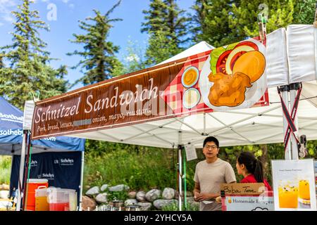 Vail, USA - 3. Juli 2022: Bauernmarkt in Colorado mit Lebensmittelverkäufern, die Schnitzel-Sandwiches kaufen Stockfoto