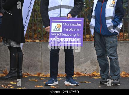 11. November 2024, Bayern, Würzburg: Ein Demonstrant der Initiative "Ende der Vertuschung" hält ein Schild am Rande der Synode mit der Aufschrift "moralische Insolvenz ist unchristlich". Foto: Karl-Josef Hildenbrand/dpa Stockfoto