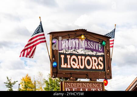 Leadville, USA - 29. September 2022: Colorado, kleine Stadt, altes Bergbaudorf mit Mount massive Likörladen-Schild Stockfoto