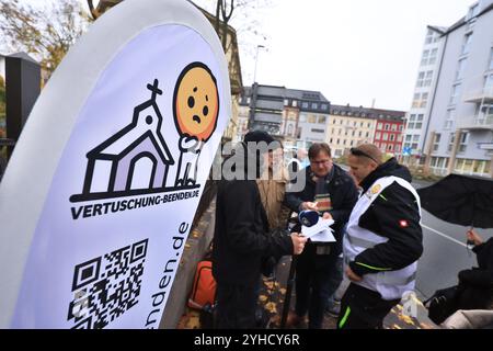 11. November 2024, Bayern, Würzburg: Demonstranten der Initiative "End the Cover-up" und Journalisten sprechen über die Synode der Evangelischen Kirche in Deutschland. Foto: Karl-Josef Hildenbrand/dpa Stockfoto