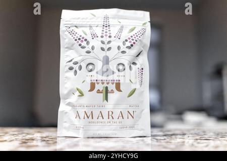 Avon, USA - 29. August 2022: Schild für Matcha-Cookies der Marke Amaran mit Amaranth Stockfoto