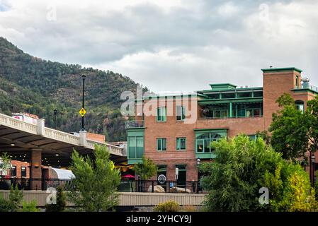 Glenwood Springs, USA - 29. September 2022: Wohnung Wohnung Wohnung Gebäude Wohnkomplex an der Colorado Highway Road in der Bergstadt Glenwood Springs Stockfoto