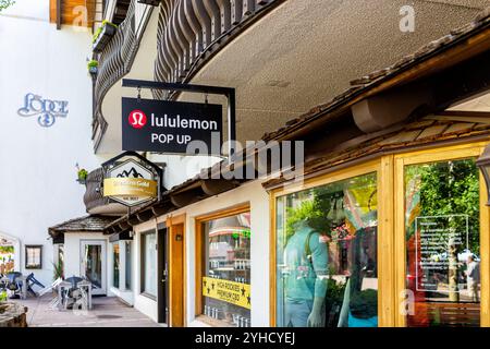 Vail, USA - 3. Juli 2022: Einkaufsstraße in Colorado Skigebiet Stadt mit Lululemon Geschäft am Gore Creek Drive Stockfoto