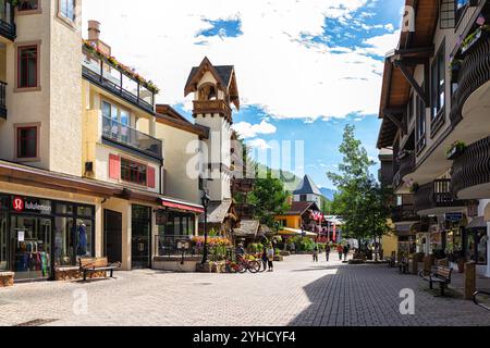 Vail, USA - 3. Juli 2022: Einkaufsstraße von Colorado Skigebiet Stadt durch Ferienort Dorf Leute auf Gore Creek Drive Stockfoto