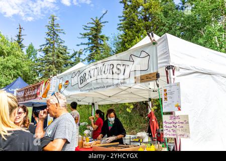 Vail, USA - 3. Juli 2022: Bauernmarkt in Colorado mit Lebensmittelverkäufern, die Bratwurst kaufen Stockfoto