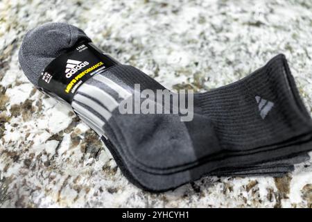 Avon, USA - 20. Juli 2022: Großaufnahme des Produktes der Marke Adidas von leistungsstarken Wandersocken mit Verpackung von Paar Stockfoto