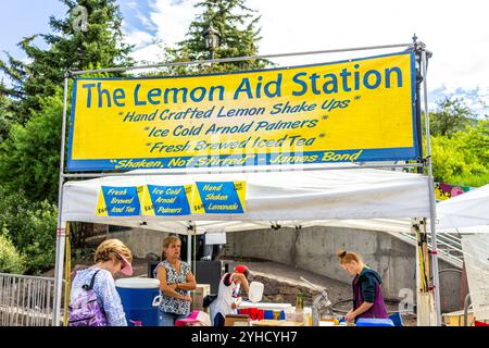 Vail, USA - 3. Juli 2022: Bauernmarkt in Colorado mit Lebensmittelverkäufern, Verkaufsstand für das Schild für die Zitronenhilfe Stockfoto