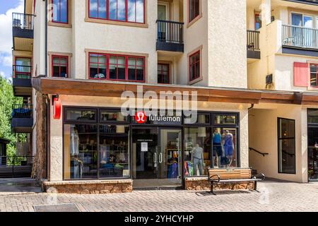 Vail, USA - 3. Juli 2022: Einkaufsstraße des Skiresorts Colorado mit Lululemon Ladenlokal am Gore Creek Drive Stockfoto