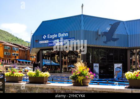 Vail, USA - 11. Juli 2022: Eagle Bahn Gondelbahn in Vail Skigebiet Stadt mit Menschen im Lionshead Dorf Colorado im Sommer Stockfoto