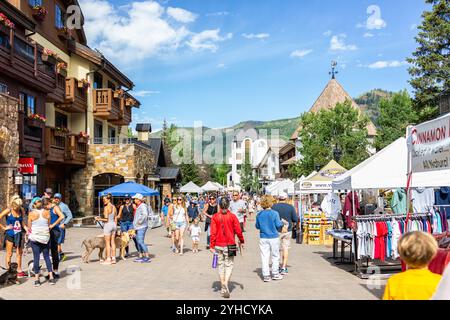 Vail, USA - 3. Juli 2022: Bauernmarkt in Colorado mit Lebensmittelverkäufern, Verkaufsständen und vielen Leuten, die viel zu Fuß unterwegs sind Stockfoto