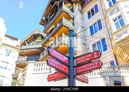 Vail, USA - 11. Juli 2022: Wegweiser zum Skigebiet Colorado in Rocky Mountains zum Parken, Liftkarten im Sommerdorf Stockfoto