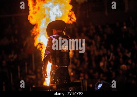 Die Bull Riders betreten den Ring mit Pyrotechnik vor der Professional Bull Riding Canadian National Championships in Edmonton am Rogers Place. Nick Tetz wird nur der fünfte mehrfache Gewinner des PBR Canada National Championships Titels und mit diesem Sieg beendete er sein spektakuläres Jahr, indem er in den letzten zwei Tagen insgesamt $153.375auf Rogers Platz in Edmonton gewann und 2024 zum PBR Canada Bull Rider of the Year wurde. (Foto: Ron Palmer / SOPA Images/SIPA USA) Stockfoto