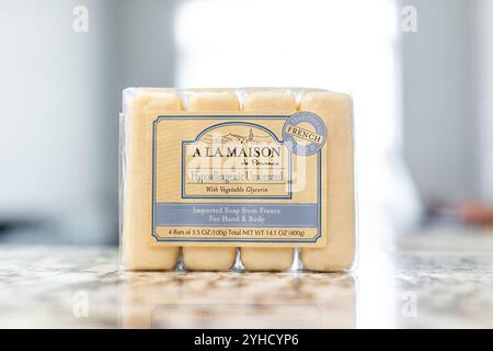 Avon, USA - 16. Juli 2022: Schilderetikett für Eine Marke La Maison von hypoallergener, nicht parfümierter pflanzlicher Glycerin-Seife mit verschwommenem Hintergrund Stockfoto