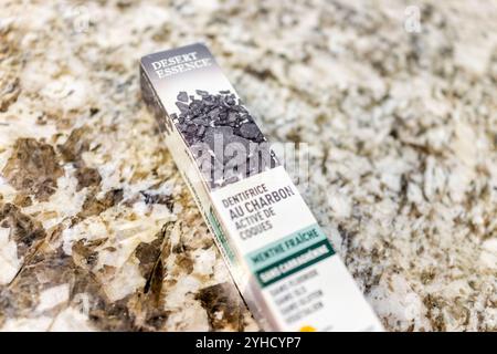 Avon, USA – 16. Juli 2022: Schild mit Holzkohle-Zahnpasta von Desert Essence in Box Stockfoto