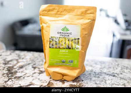 Avon, USA - 16. Juli 2022: Trockene Kräuter amla Stachelbeeren gesunde saure Frucht verpackt Beutel von Bio India Marke mit Schilderetikett Stockfoto