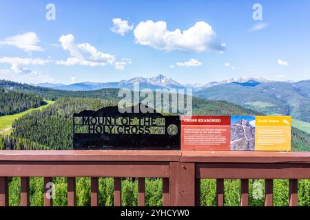 Vail, USA - 11. Juli 2022: Sommer im Skigebiet mit Wanderwegsschildern auf den Berggipfeln von Colorado und Schild für Mount of the Holy Cross Wildness Stockfoto