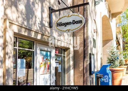 Vail, USA - 11. Juli 2022: Schild für den Eisladen Haagen-Dazs in Colorado im Bergdorf Lionshead in der Sommerstraße Stockfoto
