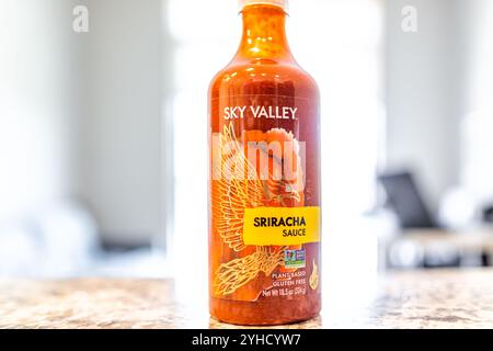 Avon, USA - 27. Juni 2022: Sriracha-Sauce heiße thailändische Chilischoten Würzmittel in Plastikflasche auf dem Tisch Stockfoto