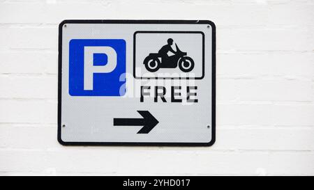 Kostenloses Motorrad-Parkschild an weiß lackierter Ziegelwand. Flamborough Head, Naturschutzgebiet Outer Headland, ssi, Bridlington, East Yorkshire, England Stockfoto