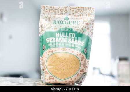 Avon, USA - 16. Juli 2022: Makroaufnahmemöglichkeit einer Plastikbeutelpackung von Rawguru Bio-Rohsamen, ungekocht, veganen Sesamsamen in loser Schüttung isoliert Stockfoto