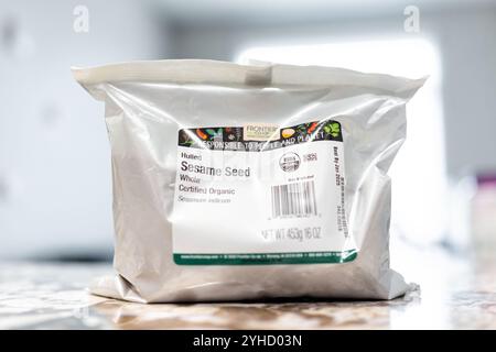 Avon, USA - 16. Juli 2022: Sesam Seed Whole Krauts Sign on Bag von der Großmarke Frontier Coop Herbs and Spices Stockfoto